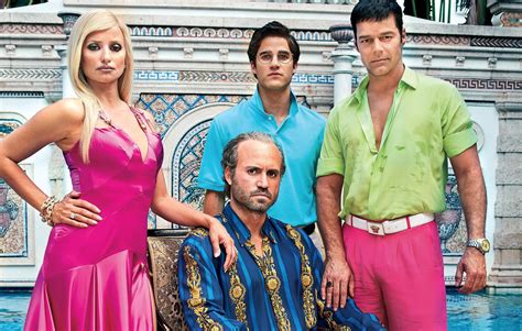 personajes de la serie versace